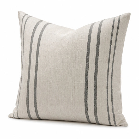 Coussin carré 50 x 50 cm en tissu beige et gris à rayures décoratif