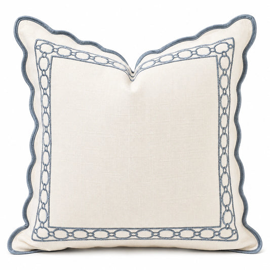 Coussin décoratif 45 x 45 cm en tissu écru et bleu gris à bord ondulé